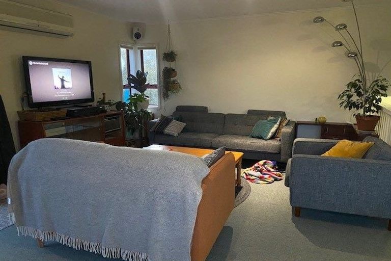 Photo of property in 186 Newlands Road, Newlands, Wellington, 6037