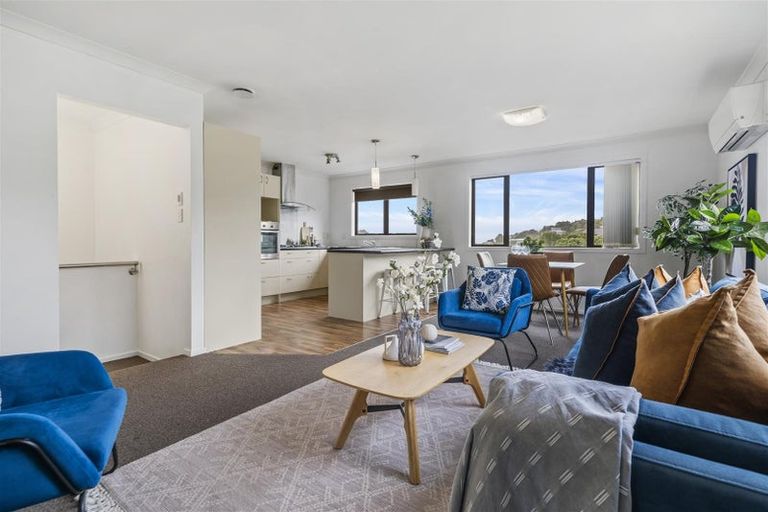 Photo of property in 43a Stewart Drive, Newlands, Wellington, 6037