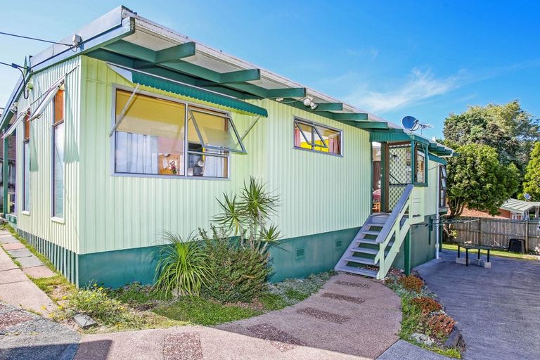 Photo of property in 6 Quiet Street, Te Atatu South, Auckland, 0610