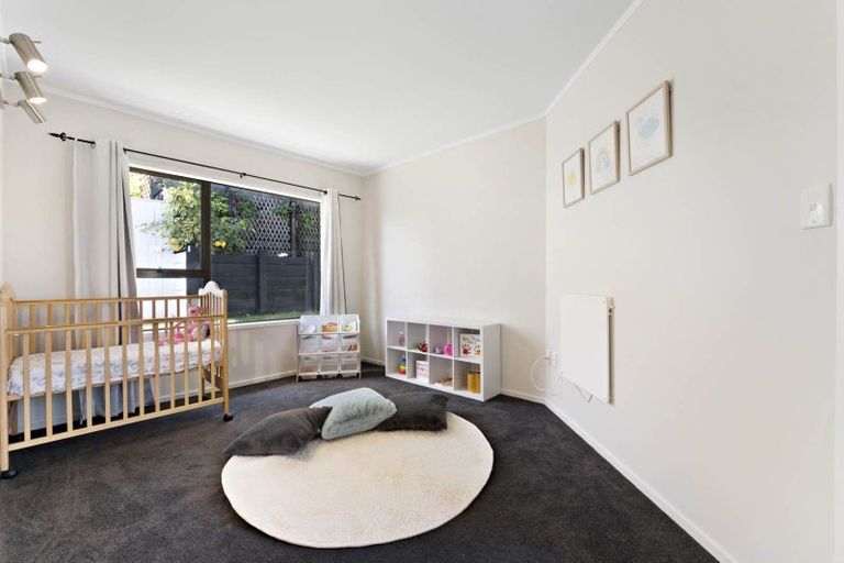 Photo of property in 4 Raphael Place, West Harbour, Auckland, 0618