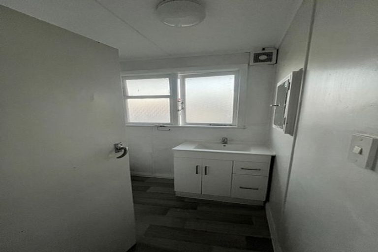 Photo of property in 392 Don Buck Road, Massey, Auckland, 0614