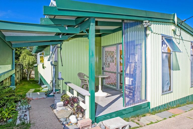 Photo of property in 6 Quiet Street, Te Atatu South, Auckland, 0610