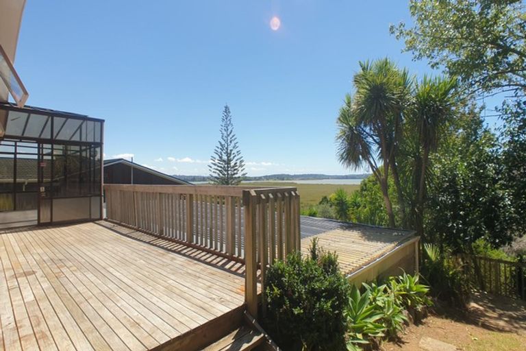 Photo of property in 60 Rewarewa Road, Te Atatu Peninsula, Auckland, 0610