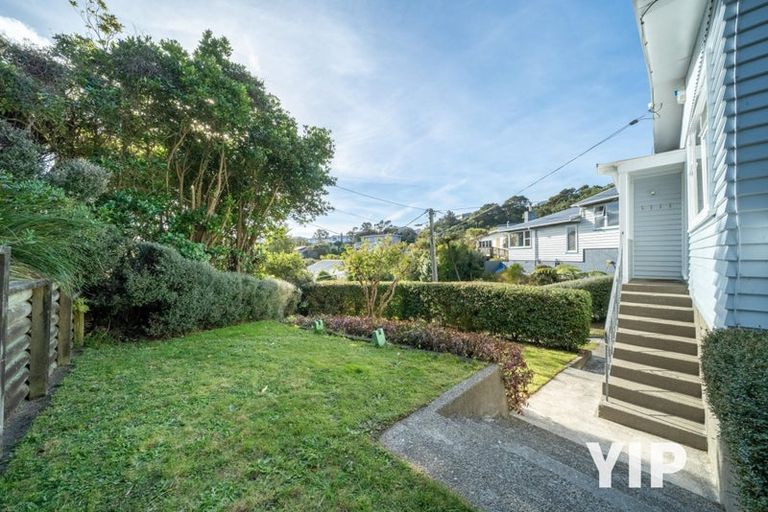 Photo of property in 6 Royston Way, Newlands, Wellington, 6037