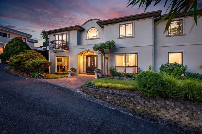 Photo of property in 28a Woodstock Road, Forrest Hill, Auckland, 0620