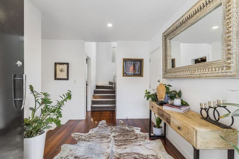 Photo of property in 11a Wernham Place, Northcote, Auckland, 0626
