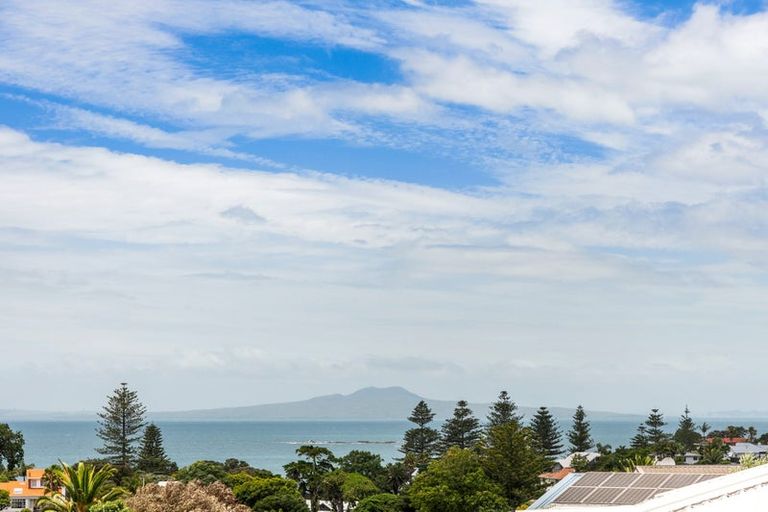 Photo of property in 17 Sealy Road, Torbay, Auckland, 0630