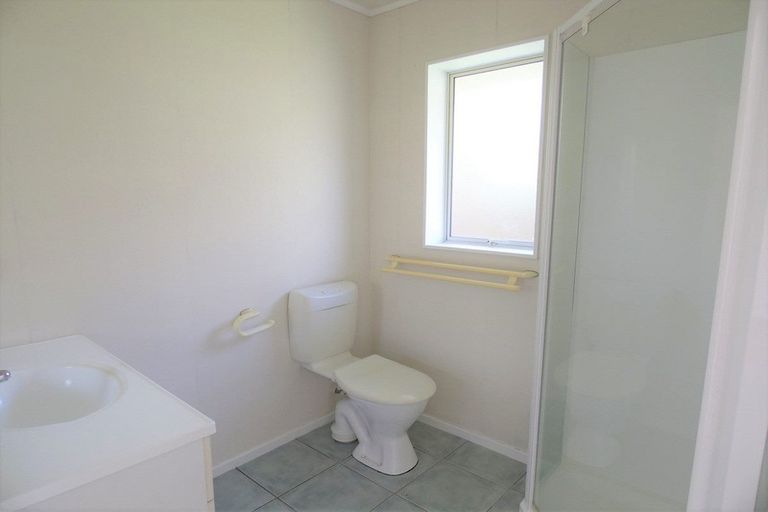 Photo of property in 72 Kingdale Road, Henderson, Auckland, 0610