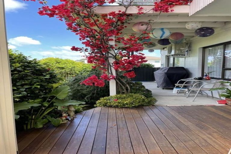 Photo of property in 1 Sunrise Lane, Te Atatu South, Auckland, 0610