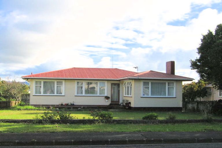 Photo of property in 4 Helga Crescent, Te Atatu Peninsula, Auckland, 0610