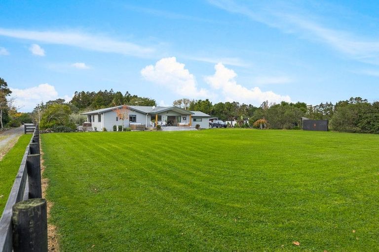 Photo of property in 124 Boord Crescent, Kumeu, 0891