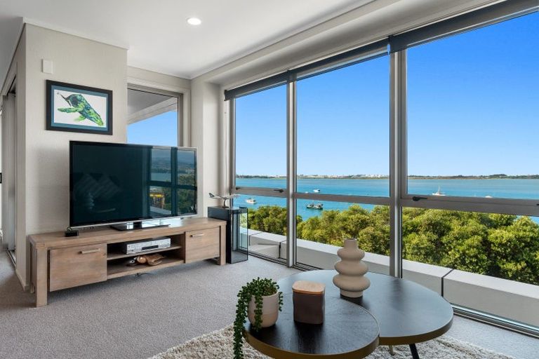 Photo of property in 72 Devonport Road, Tauranga, 3110