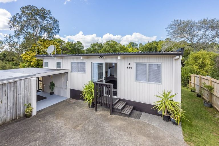 Photo of property in 3/144 Godley Road, Green Bay, Auckland, 0604