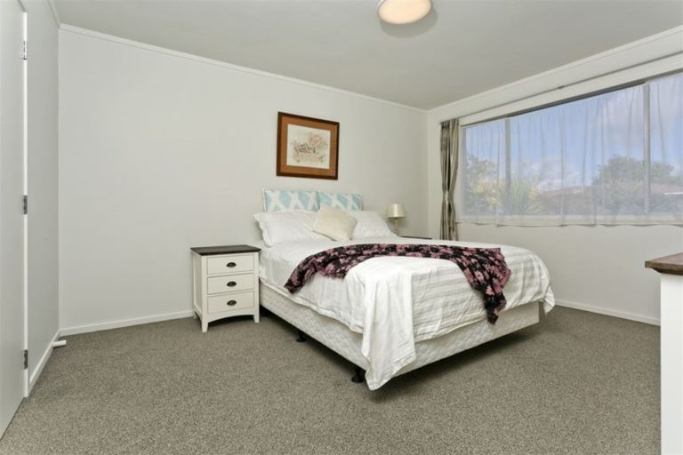 Photo of property in 2/52 Sunnynook Road, Sunnynook, Auckland, 0620