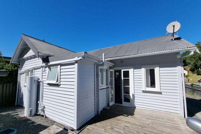 Photo of property in 12 Lincoln Avenue, Tawa, Wellington, 5028