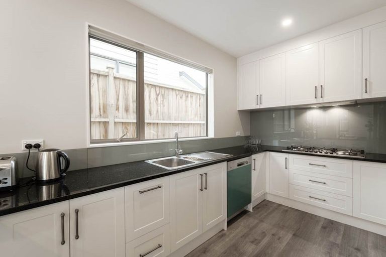 Photo of property in 6a St Catherine Crescent, West Harbour, Auckland, 0618