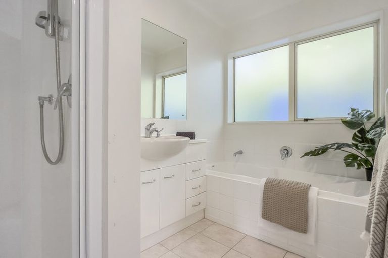 Photo of property in 2a Highland Avenue, Titirangi, Auckland, 0604