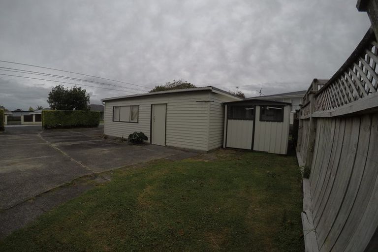 Photo of property in 2 Hereford Street, Te Atatu Peninsula, Auckland, 0610