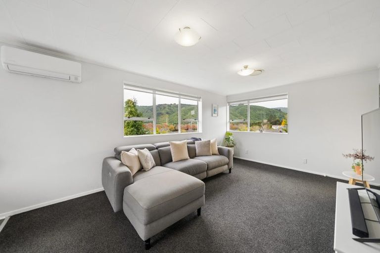 Photo of property in 2/13 Roband Crescent, Brown Owl, Upper Hutt, 5018