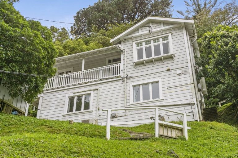 Photo of property in 10 Governor Road, Northland, Wellington, 6012