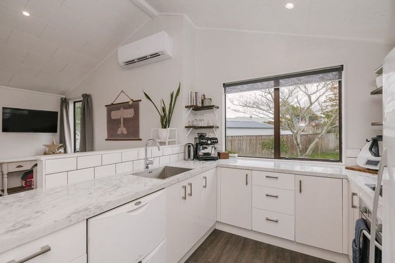 Photo of property in 21 Peppertree Glade, Kelvin Grove, Palmerston North, 4414