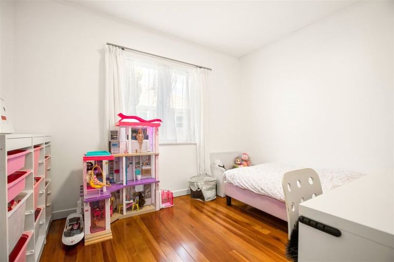 Photo of property in 16 Taikata Road, Te Atatu Peninsula, Auckland, 0610