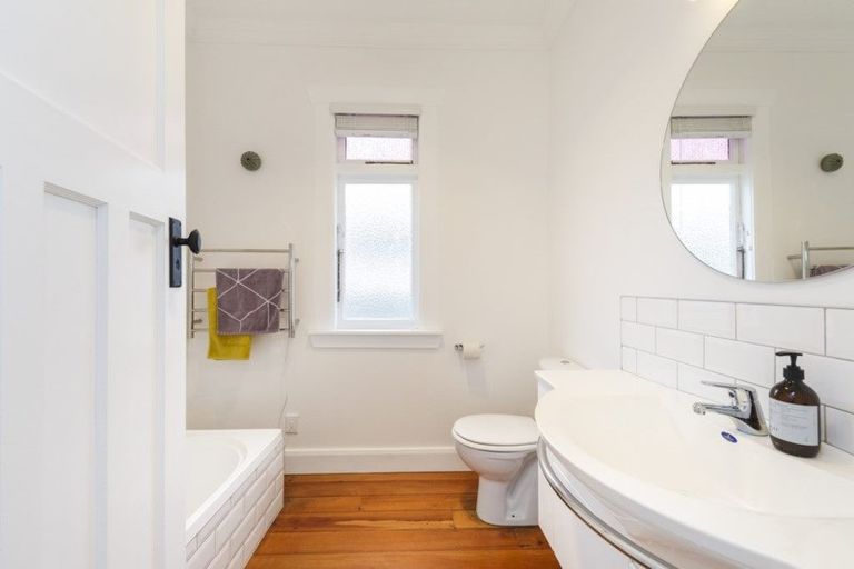 Photo of property in 17 Chelwood Street, Takaro, Palmerston North, 4412