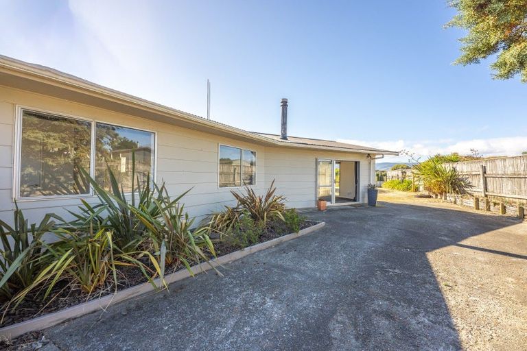Photo of property in 52 Sarah Street, Waikawa Beach, Levin, 5573
