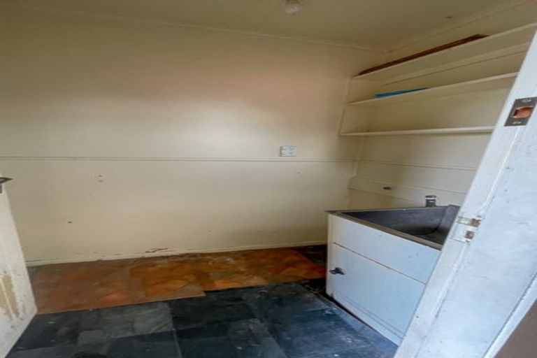 Photo of property in 12 Gill Avenue, Te Atatu Peninsula, Auckland, 0610
