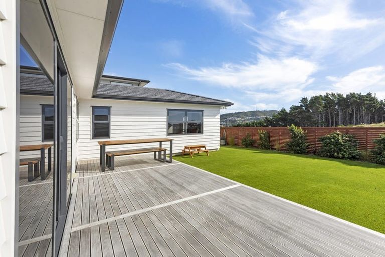 Photo of property in 5 Boeing Way, Newlands, Wellington, 6037