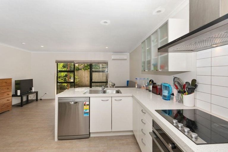 Photo of property in 10/17 Harbour View Road, Te Atatu Peninsula, Auckland, 0610