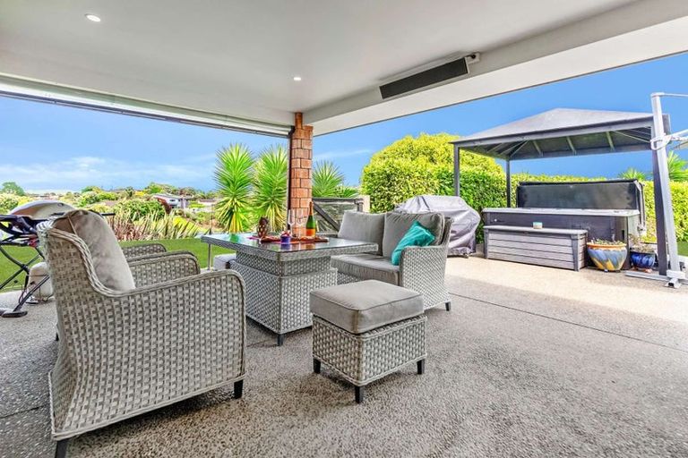 Photo of property in 19 Kendallvale Drive, Waiuku, 2123