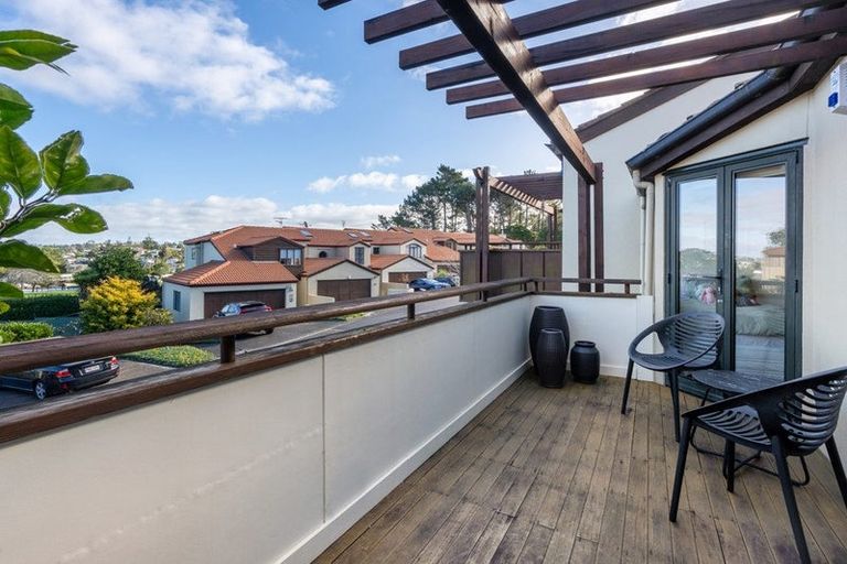 Photo of property in 10/8 Tobago Place, Sunnynook, Auckland, 0620