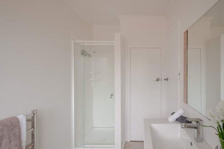 Photo of property in 3/166 East Coast Road, Forrest Hill, Auckland, 0620