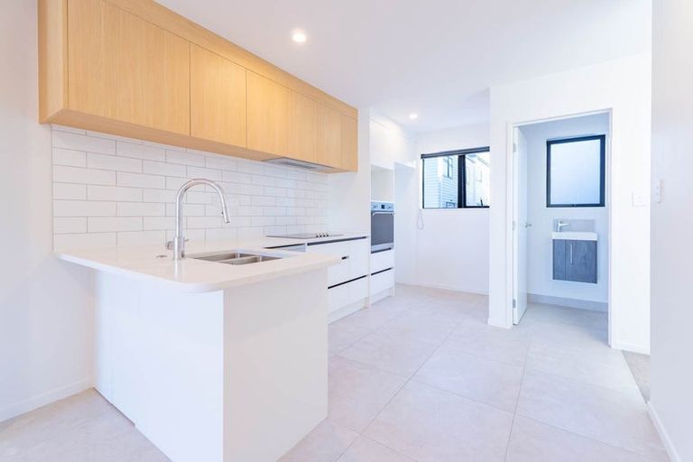 Photo of property in 1/82 Rosewarne Crescent, Glendene, Auckland, 0602