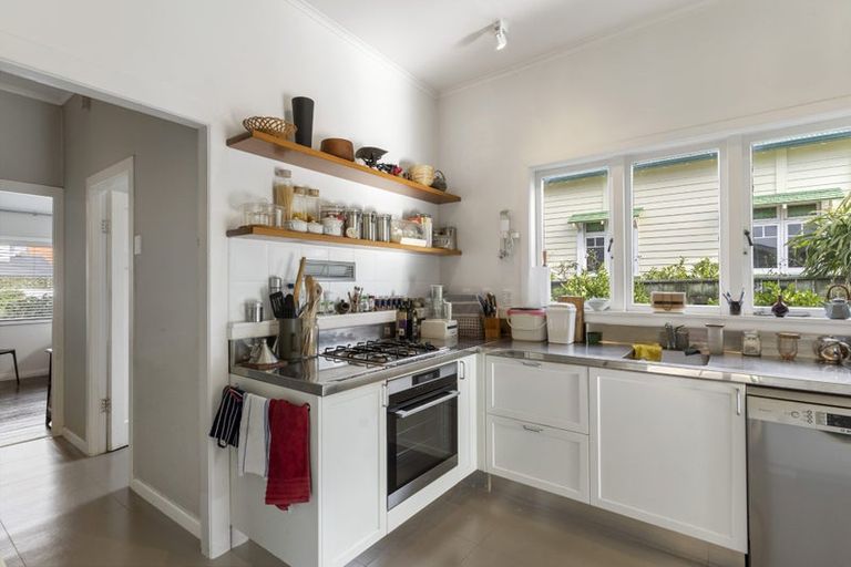 Photo of property in 16 Ocean View Road, Milford, Auckland, 0620