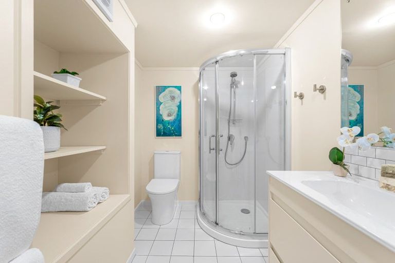 Photo of property in 33 Old Lake Road, Narrow Neck, Auckland, 0624