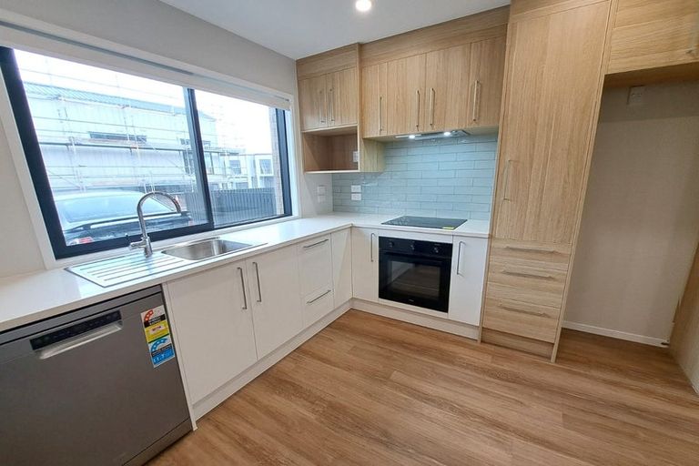 Photo of property in 2 Mikoikoi Crescent, Mangere Bridge, Auckland, 2022