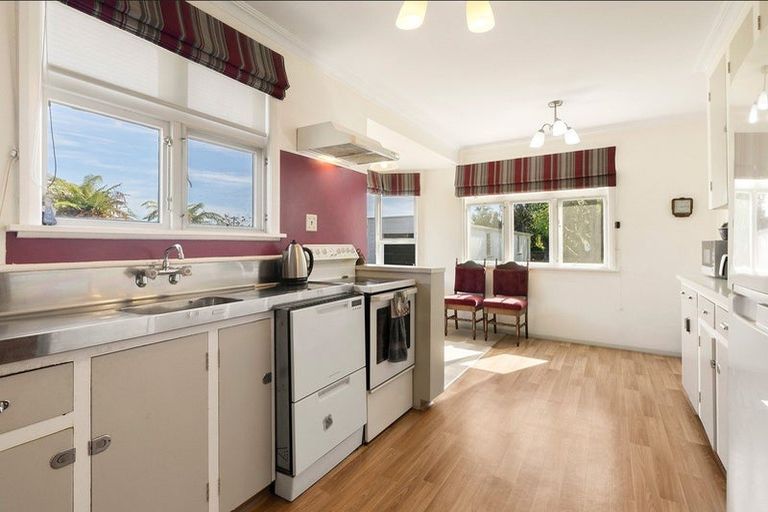 Photo of property in 19 Oxford Street, Martinborough, 5711