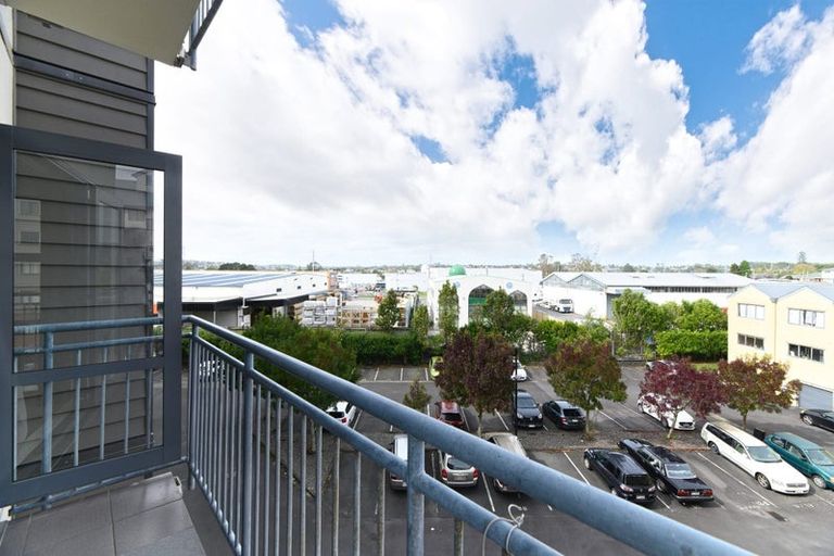 Photo of property in 3i/10 Crown Lynn Place, New Lynn, Auckland, 0600