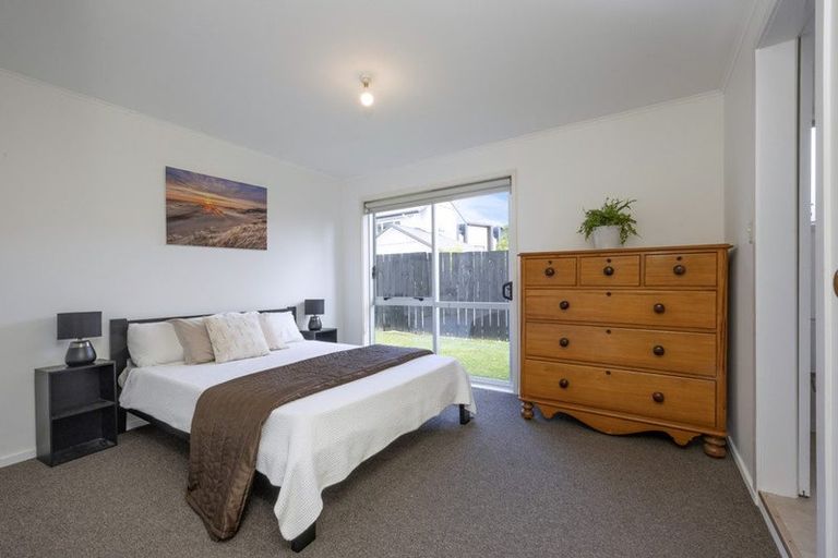 Photo of property in 33 Dawnhaven Drive, Te Atatu Peninsula, Auckland, 0610