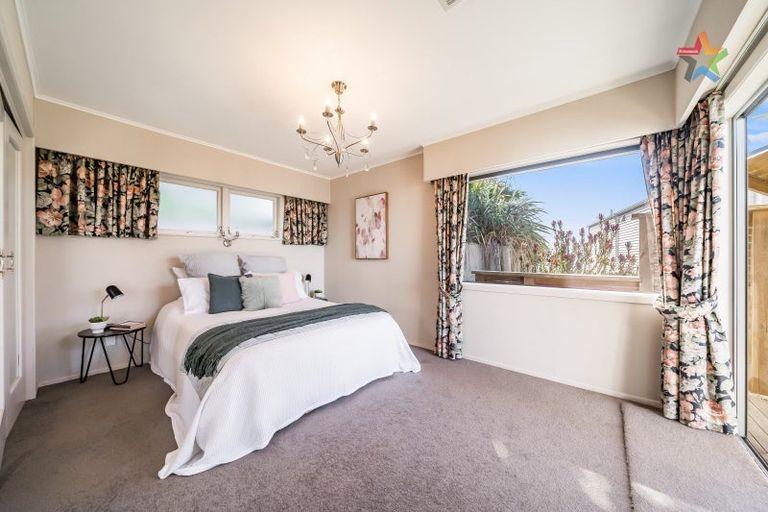 Photo of property in 26a Tai Paku Paku Road, Karaka Bays, Wellington, 6022