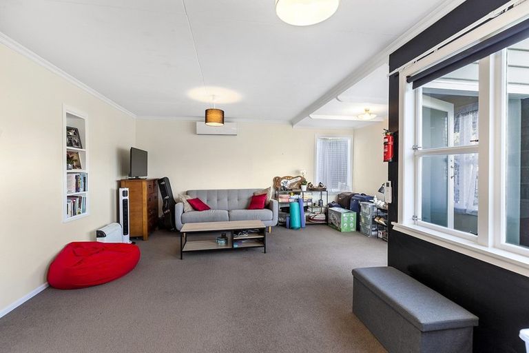 Photo of property in 3 Thames Street, Island Bay, Wellington, 6023