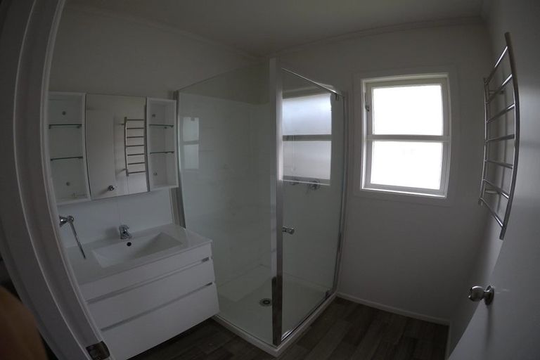 Photo of property in 2 Hereford Street, Te Atatu Peninsula, Auckland, 0610