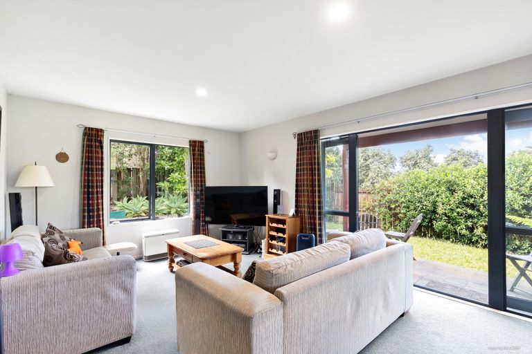 Photo of property in 1/24 Merton Avenue, Glenfield, Auckland, 0627