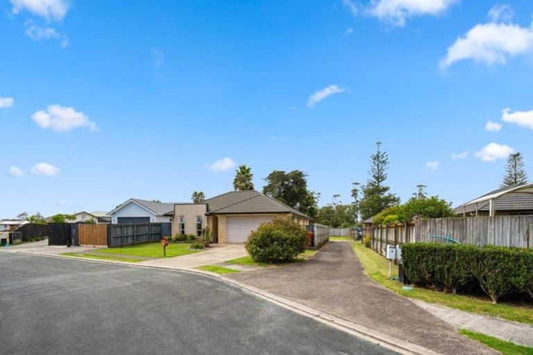 Photo of property in 14 Aitkenhead Court, Parakai, 0830