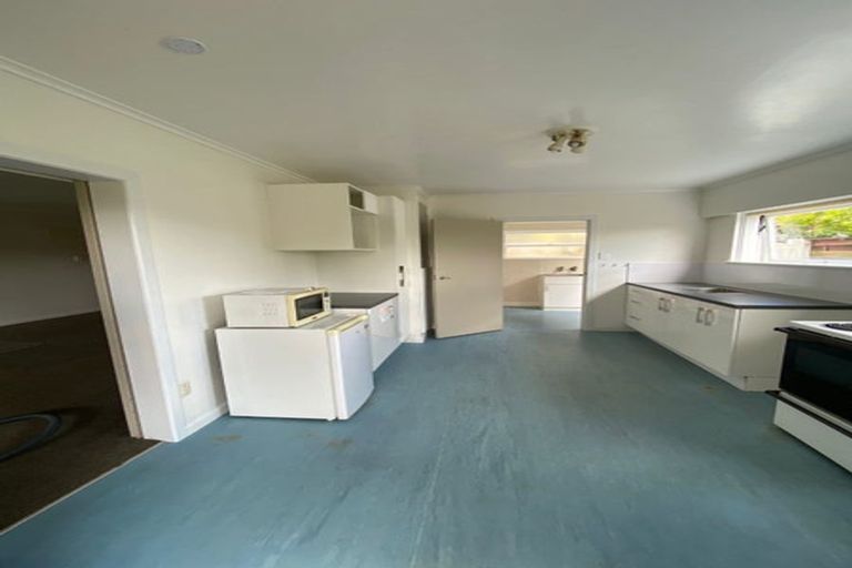 Photo of property in 6 Rewarewa Road, Te Atatu Peninsula, Auckland, 0610