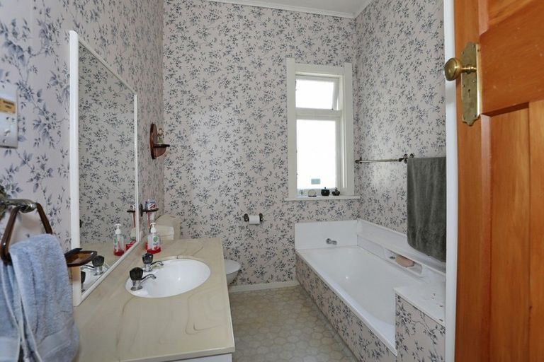 Photo of property in 6 Ross Street, Marton, 4710