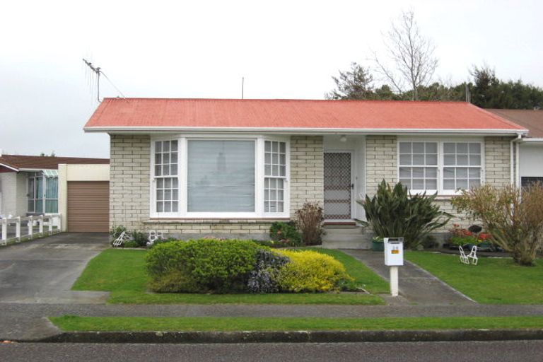 Photo of property in 34 Karaka Crescent, Levin, 5510