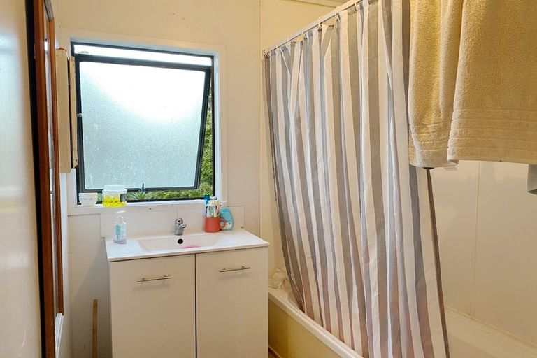Photo of property in 21 Wattle Street, New Lynn, Auckland, 0600